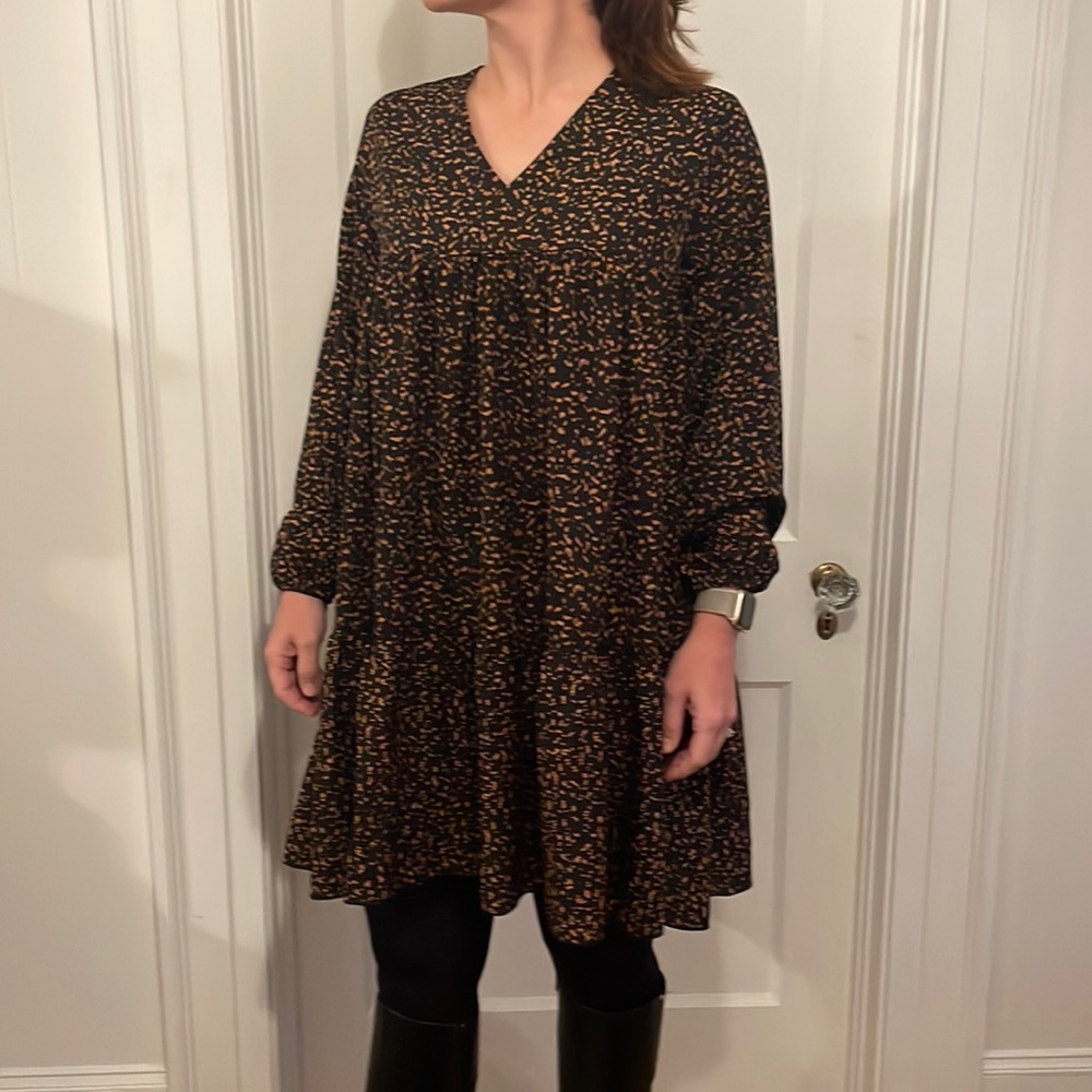 Tiered blousy dress with comfortable, flattering fit and cute pattern SZ Medium